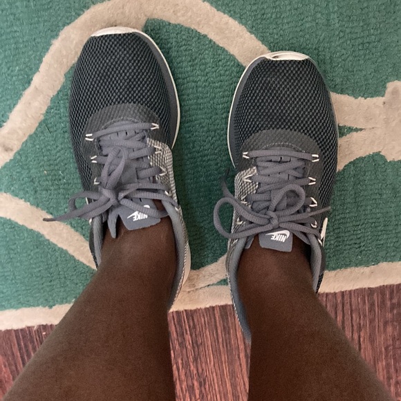 Gently used sneakers - Picture 5 of 5